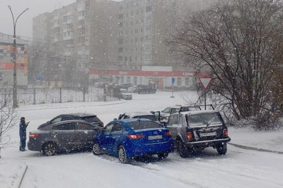 Метель в Мурманске: ДТП, автобус улетел, баннеры упали