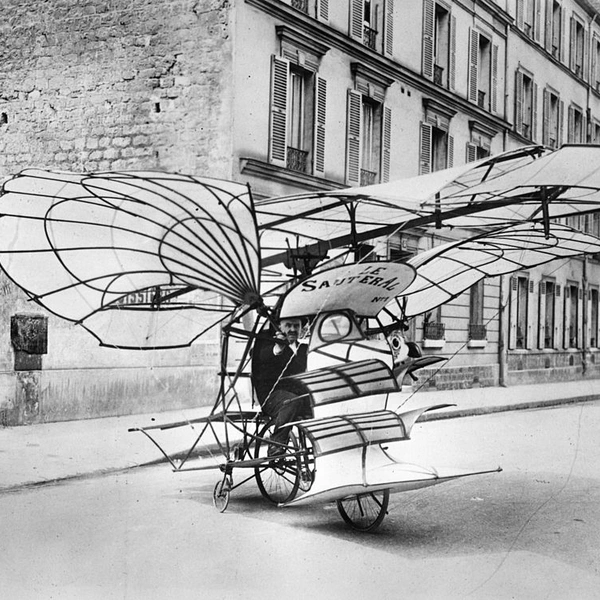 Велосипед-аэроплан французского изобретателя Алоиса Санты. 1923 год | Источник: Getty Images