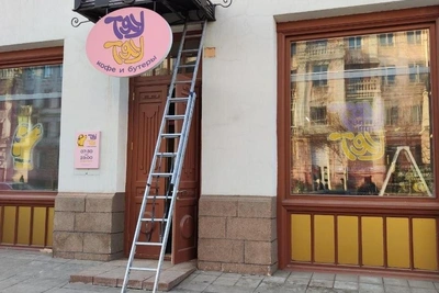 Ярко-розовая кофейня с желтой собакой откроется в центре Красноярска