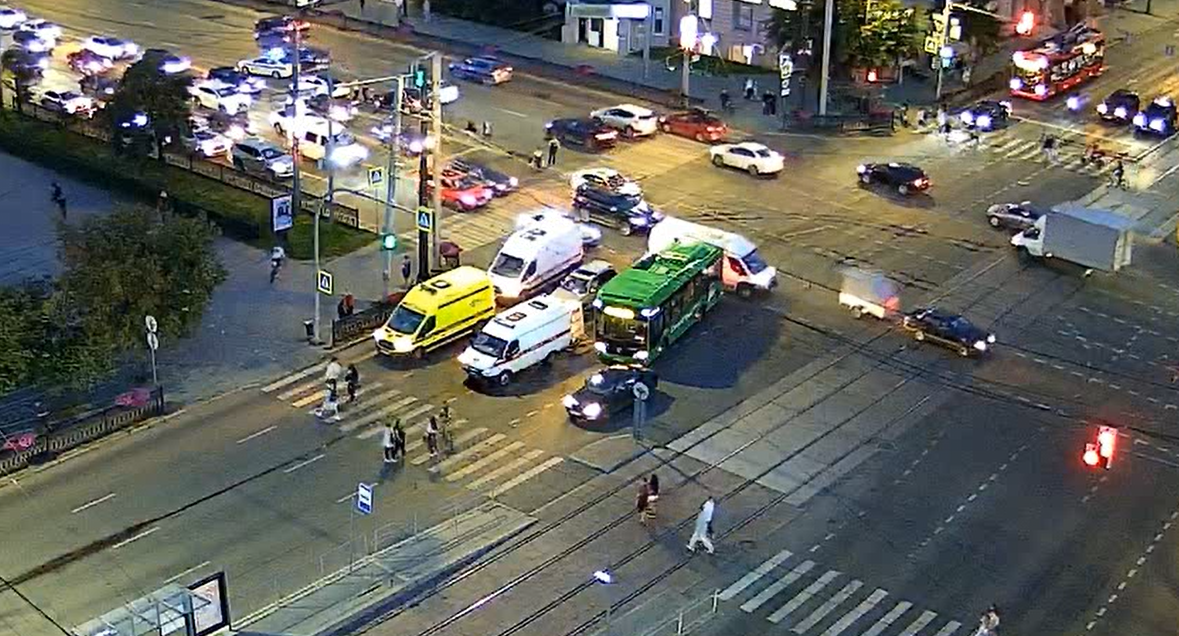 Скорая попала в ДТП в центре Челябинска — видео момента
