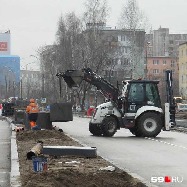 Спецтехника работает над прокладкой коммуникаций и стройкой тротуаров вдоль проезжей части | Источник: Кирилл Хафизов / 59.RU