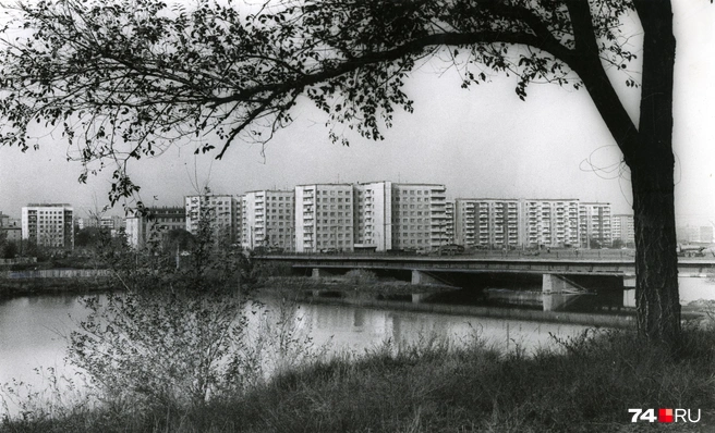 Железобетонный мост через реку Миасс на проспекте Победы, 1990 год (с 1999 года мост носит название Ленинградский) | Источник: Государственный архив Челябинской области