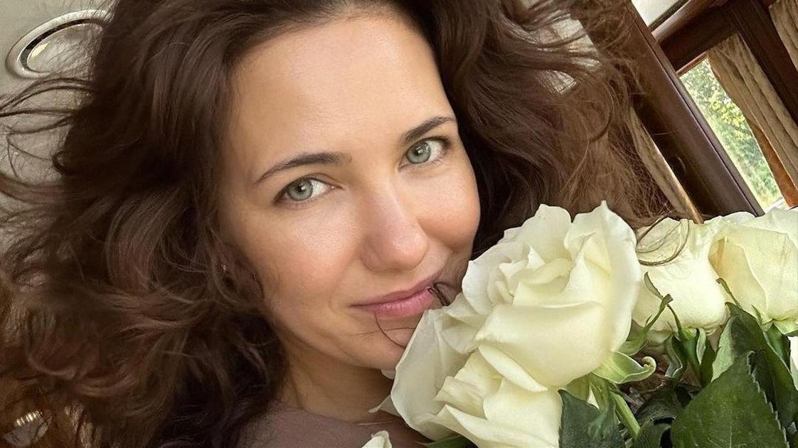 В 48 все еще секс-символ: Екатерина Климова уверенно позирует в кружевном боди и прозрачном платье