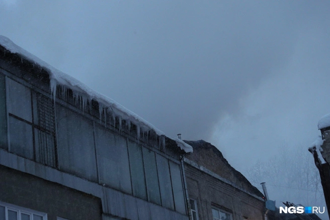 От здания валит густой дым | Источник: Андрей Бортко / NGS.RU