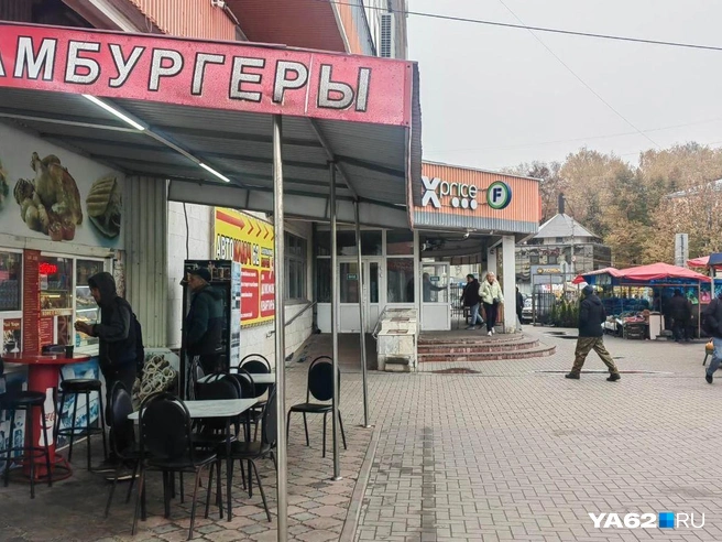 Утром на Полетаевском рынке кипит жизнь | Источник: Кристина Мельникова / YA62.RU