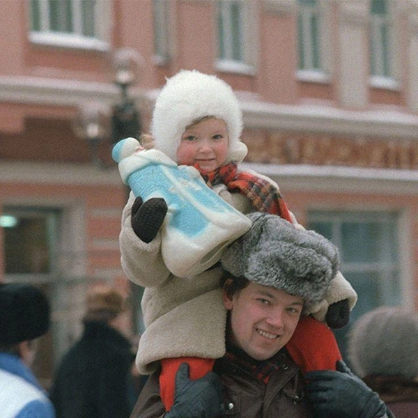 Ресторанное меню со скидкой, очереди за игрушками: как отмечали Новый год в СССР