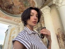 Умные книги и путешествия по святым местам: Ивлеева превратилась в интеллигентную даму после замужества
