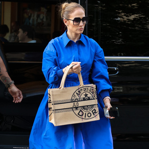 Стильный медовый месяц: Дженнифер Лопес гуляет по Парижу с самой модной сумкой лета 2022