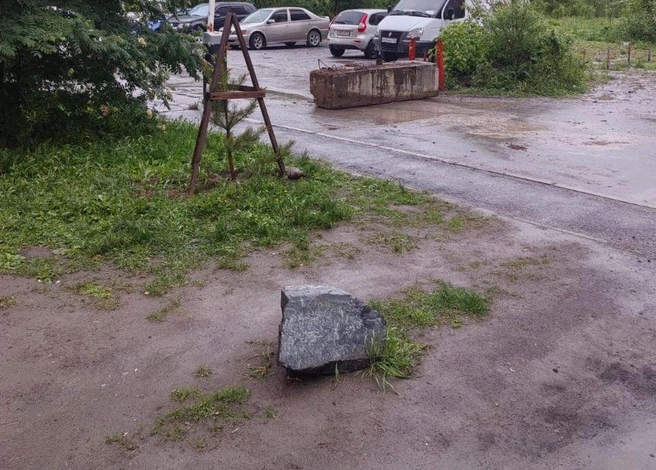 Такой бетонный появился у дома на Адриена Лежена, 17, его установили сами жители | Источник: читательница НГС