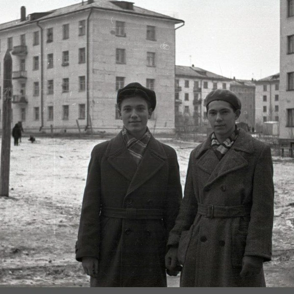 Парни в пальто, которое очень похожи на армейскую шинель | Источник: pastvu.com