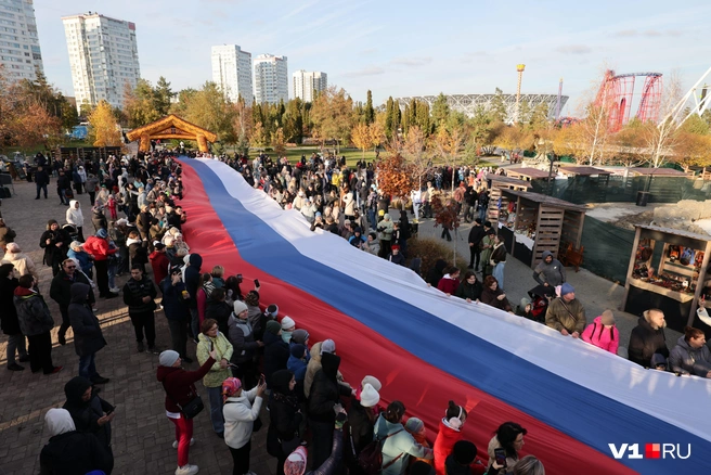 Растягивали флаг все посетители фестиваля русской кухни | Источник: Алексей Волхонский / V1.RU