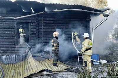 Очаг в туалете: в Архангельской области сгорел жилой дом