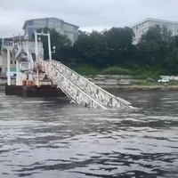 На пляже в Приморье рухнул пешеходный мост — в море упали около 20 отдыхающих
