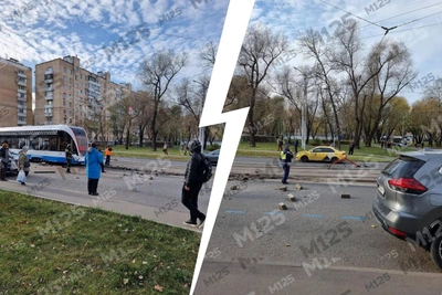 Видео схода трамвая №27 с путей в Москве