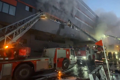 Пожар в московском бизнес-центре тушили 15 часов