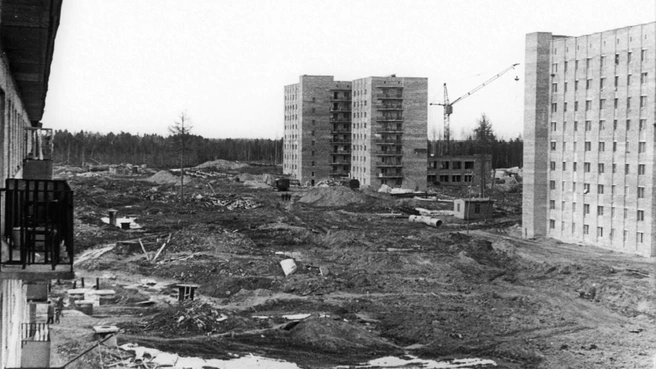 Улица Маршала Жукова, 1976 год. Фото сделано с балкона пятиэтажки, которую построили годом ранее, а напротив две строящиеся девятиэтажки — Маршала Жукова, 5 и 9 | Источник: pastvu.com