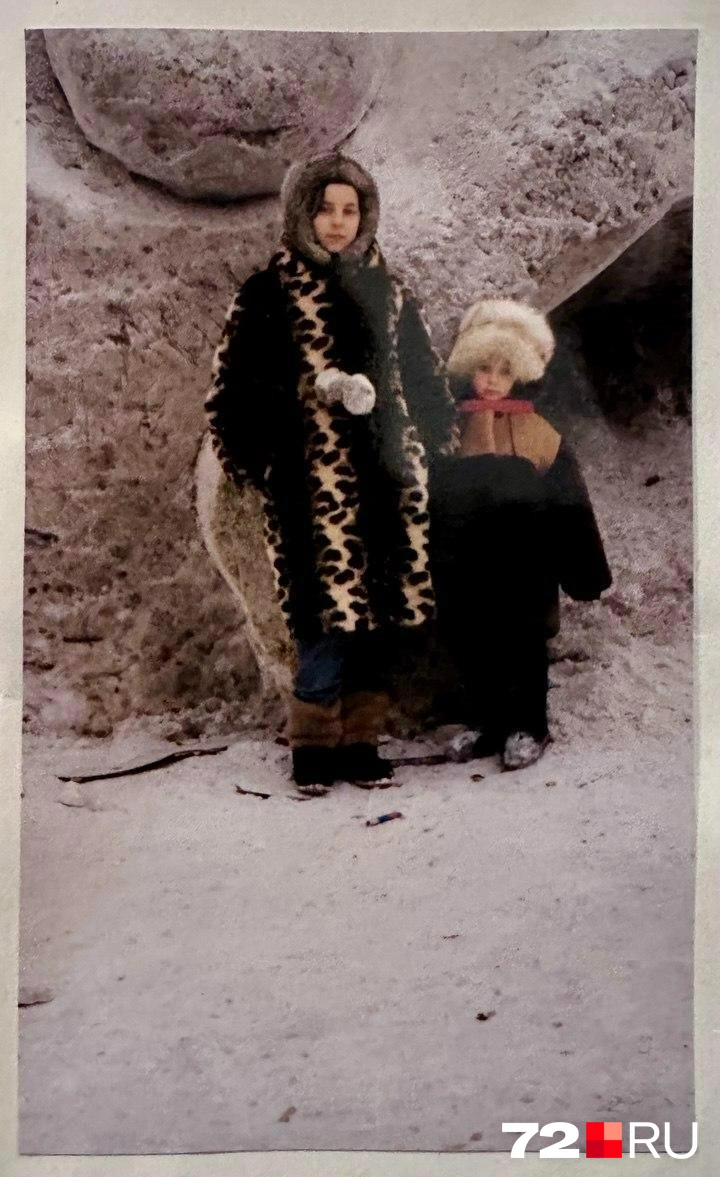 Это был январь 1998 года. На фото — наш фотограф Ирина Шарова со своей младшей сестрой Дарьей | Источник: 72.RU