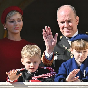 Веселые улыбки, грустные глаза: что не так с новой фотографией княгини Шарлен и князя Альбера с детьми