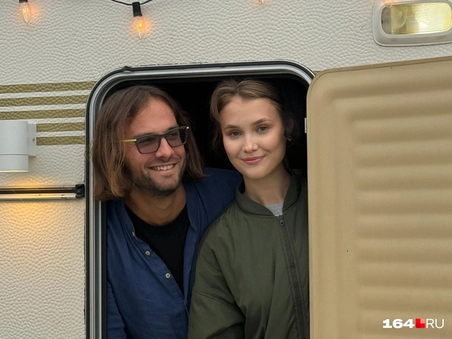 Михаил Коробкин и его помощница Ярослава | Источник: Сергей Петунин / 164.RU
