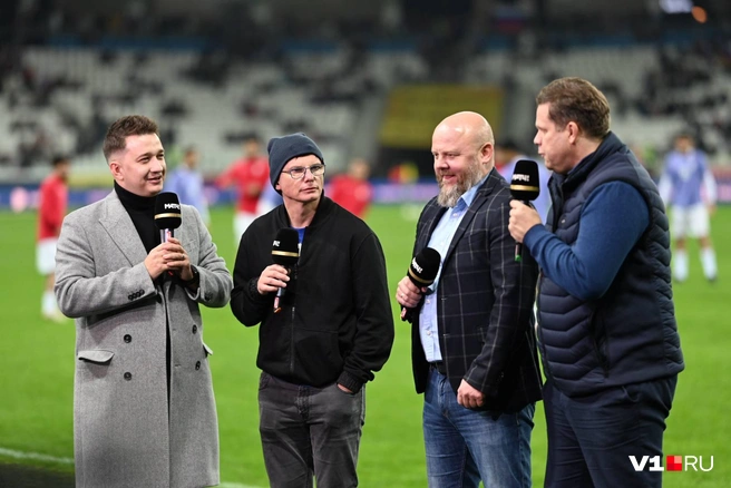 Андрей Аршавин и Денис Бояринцев активно обсуждали будущий матч | Источник: Владислав Головня / V1.RU