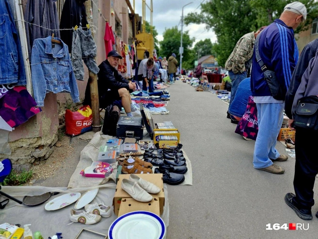 На блошином рынке продают старые вещи, но вряд ли вы тут сможете хорошо заработать | Источник: Виктория Федорова / 164.RU
