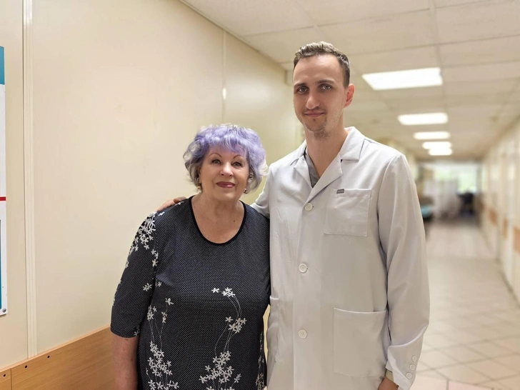Людмила Николаевна с хирургом-урологом Иосифом Клушкиным  | Источник: предоставлено Всеволожской больницей