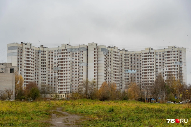 Здесь стоят одни из самых больших панельных домов города | Источник: Кирилл Поверинов / 76.RU