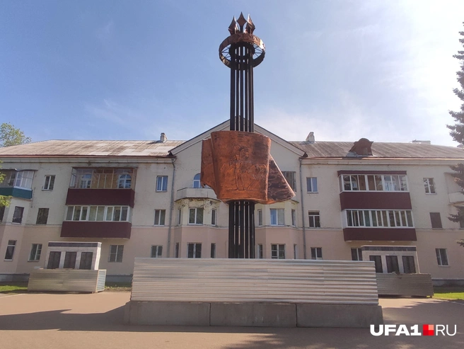 Стелу огородили забором, который не очень вписывается в окружающий вид | Источник: Артем Булычев