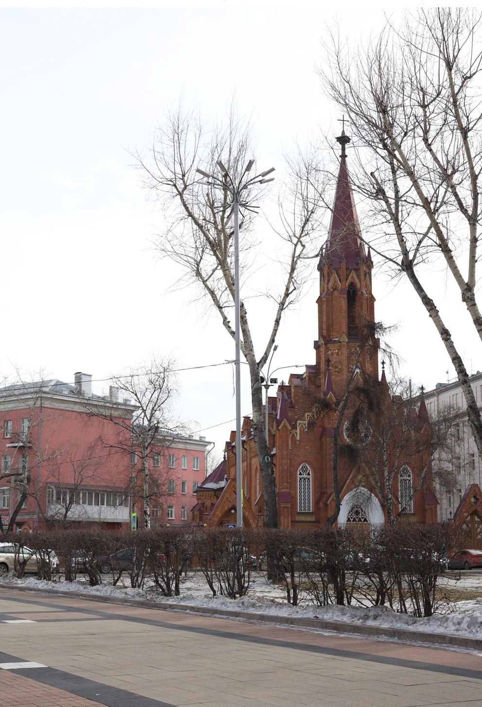 У Вечного огня. Наверняка, среди наших читателей много тех, кто стоял в Посту № 1. В школах всегда к этому относились с трепетом и гордостью, и для «Вахты Памяти» отбирались самые лучшие | Источник: Ксения Филимонова, IRCITY.RU