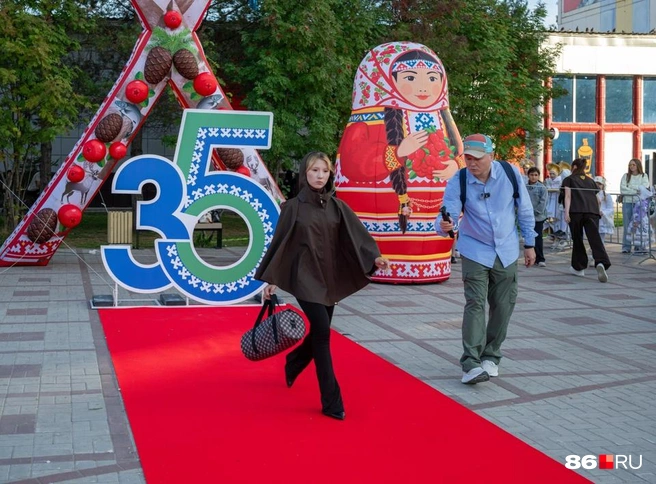 Были представлены необычные модели одежды | Источник: читатель 86.RU
