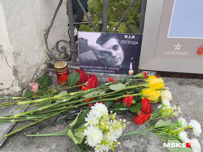 Поклонники оставили цветы и фото у храма, где проходило прощание | Источник: Игорь Мещанев / MSK1.RU