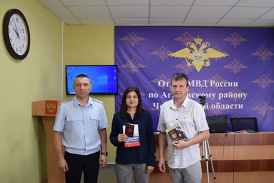 Агаповские полицейские вручили паспорта новым гражданам