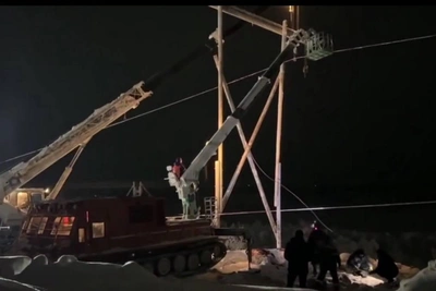 В Заполярье монтируют последний провод для восстановления света