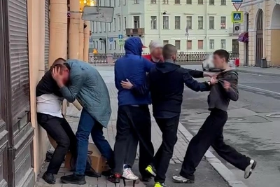 Банда подростков с молотком и перцем терроризирует Петербург
