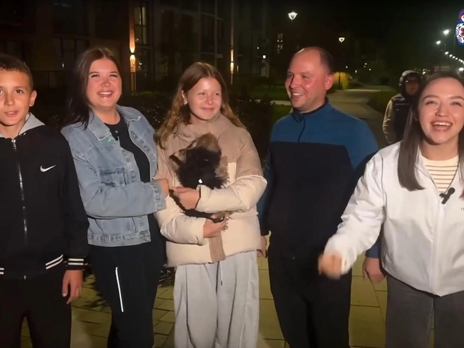 Ирина (в джинсовой куртке) встречать телеведущую вышла со своей семьёй. Призовую квартиру продавать не будут: оставят детям на будущее | Источник: Телеканал «Тюменское время», Tyumentime / Vk.com