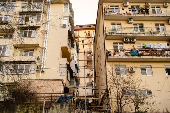 Большой процент недвижимости в Сочи — дома-самострои, узаконенные через суд | Источник: Оксана Витязь