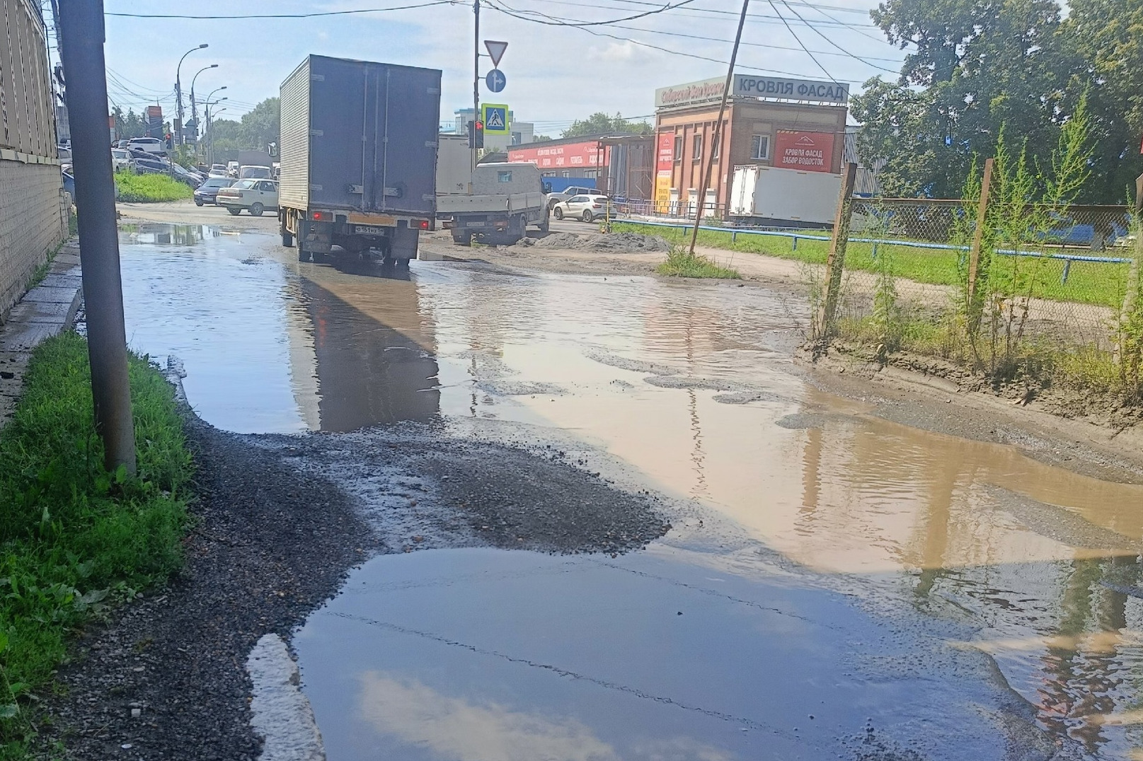 Вода бежит все лето на улице Богдана Хмельницкого в Калининском районе  Новосибирска - 24 июля 2024 - НГС.ру