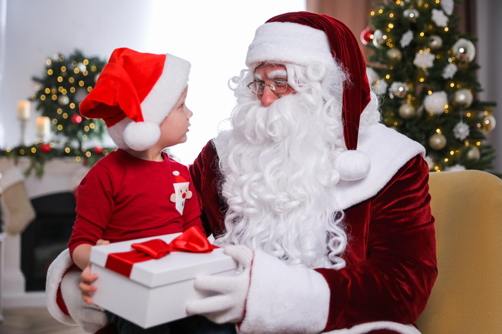 С какого возраста знакомить ребенка с Дедом Морозом и что делать, если малыш боится его?