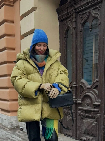 Кончик шарфа может выглядывать из-под куртки&nbsp;— маленький стильный прием | Источник:  ru.pinterest.com