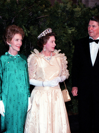 Королева стиля: 20 потрясающих вечерних платьев Елизаветы II, которые вошли в историю
