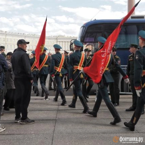 Участники Парада на Дворцовой после репетиции 5 мая 2026 года | Источник: Михаил Огнев / «Фонтанка.ру»