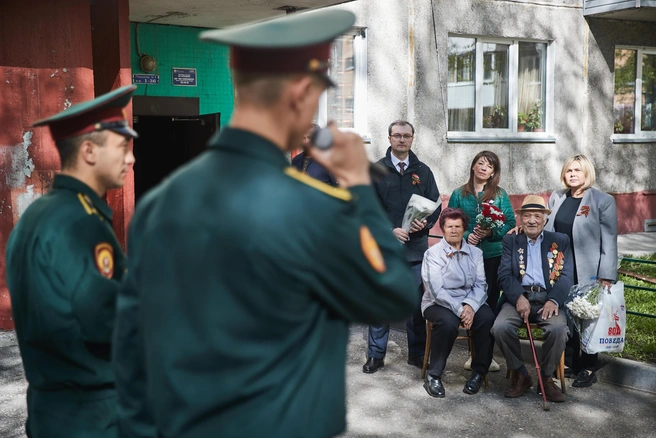 6 Мая возле дома ветерана прошел праздничный концерт с песнями и стихами | Источник: Александр Ощепков/NGS.RU