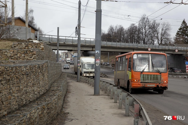 Столбы на тротуаре — очень по-ярославски | Источник: Александра Савельева
