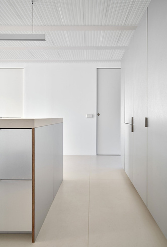 Белым по белому: минималистская квартира в Барселоне