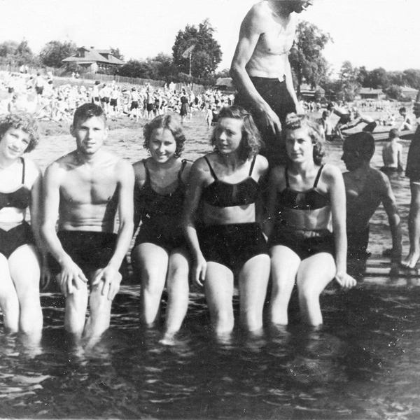 Пляж на Белом озере в районе Косино-Ухтомский, 1950-е | Источник: из архива Александра Васильевича Тулина via Pastvu