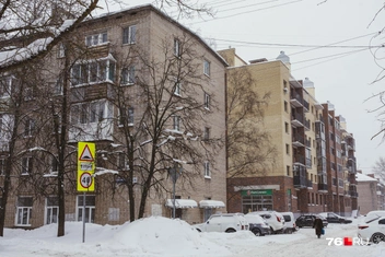 Новостройка выделяется среди соседних домов | Источник: Артем Бауман / 76.RU