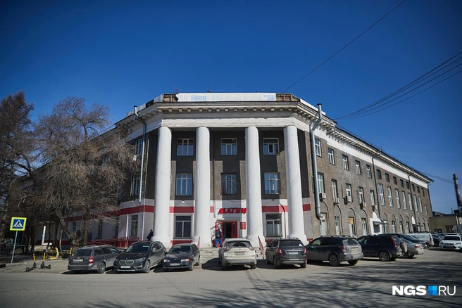 Полуразрушенная вывеска на козырьке здания напоминает, что оно принадлежало заводу «Экран» | Источник: Александр Ощепков / NGS.RU