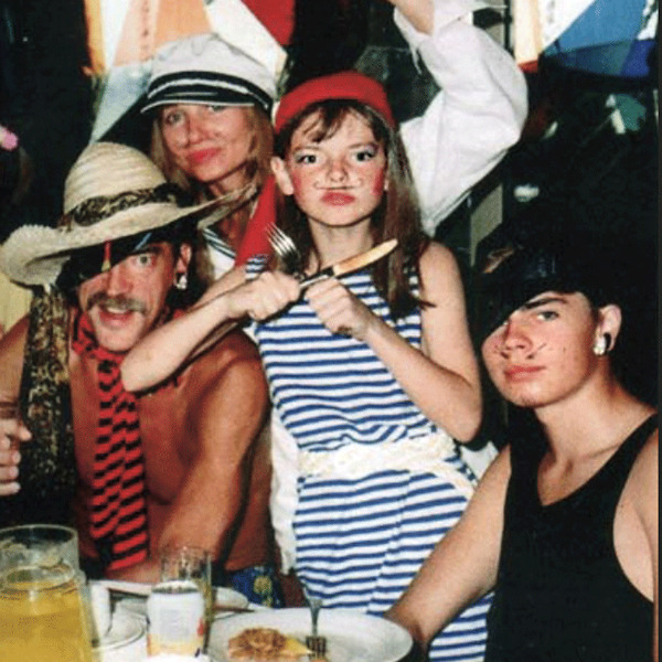 Актриса с семьей на одном из домашних костюмированных праздников