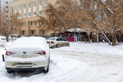 Екатеринбуржцы о парковке на газонах: «Машины ставили и будут ставить»