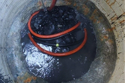 «Мусорный монстр» устроил потоп на дороге в Казани